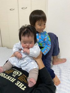 A社員、子どもたちとの写真