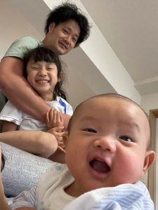 B社員、子どもたちとの写真